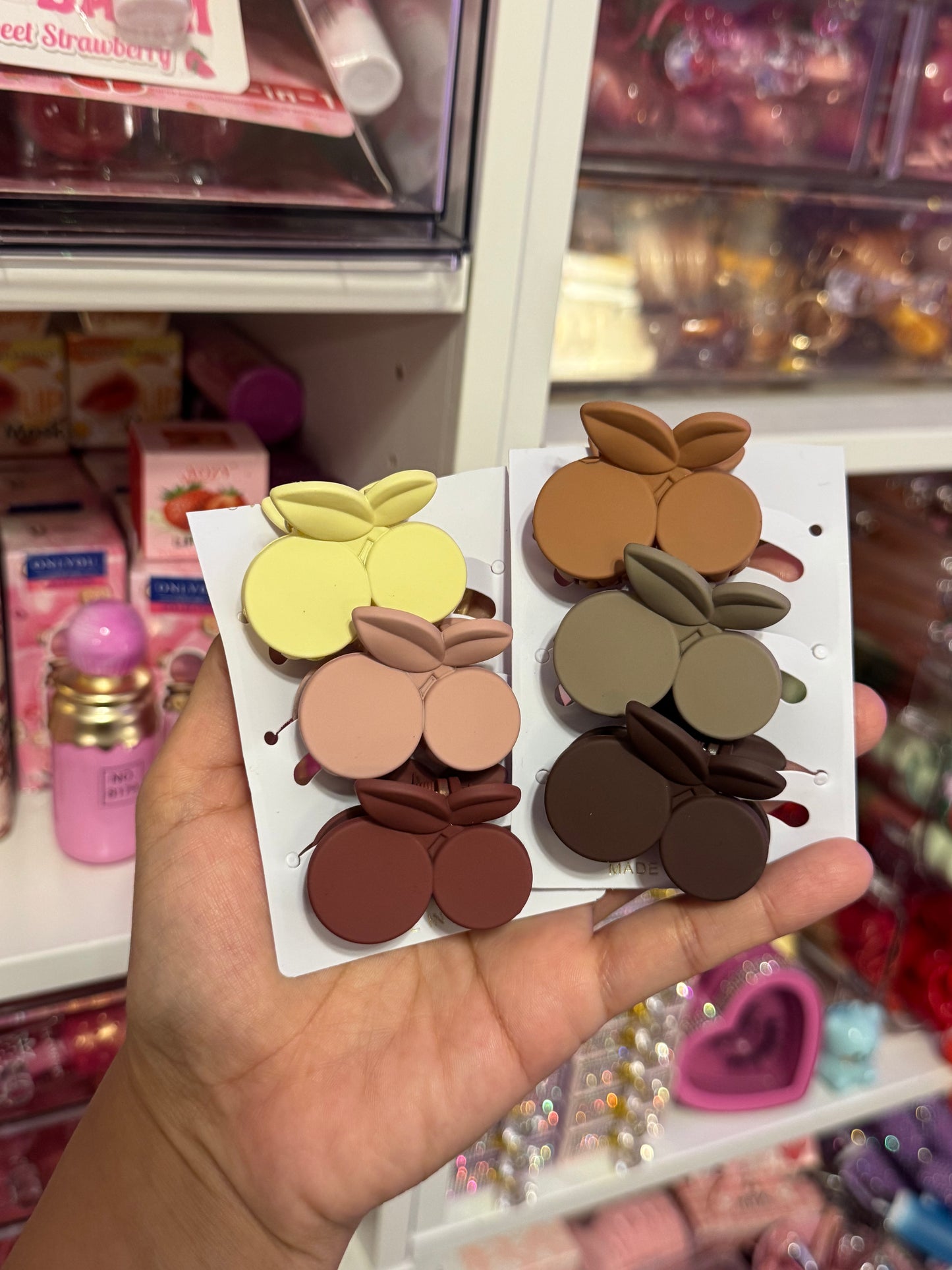 3 Cherry clips